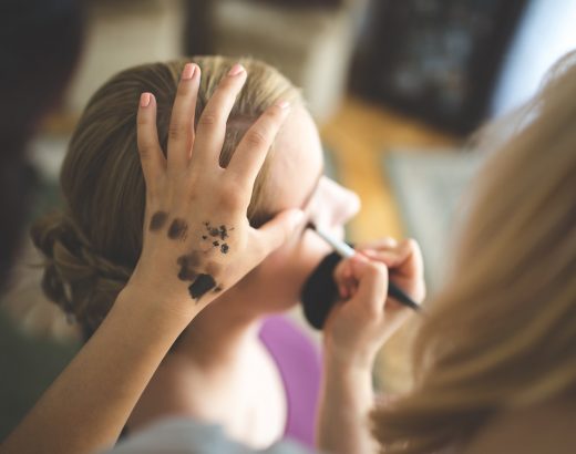 Luźne upięcia – ponadczasowa fryzura na każdą okazję!