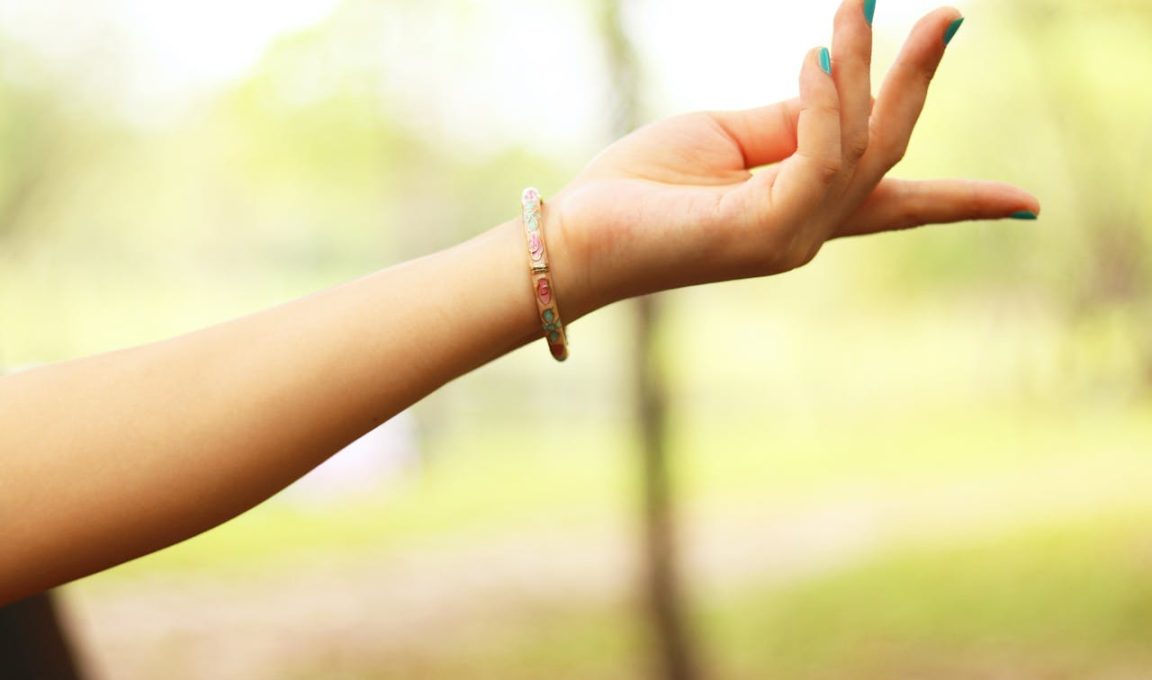 Jakie kamienie nosić na prawej, a jakie na lewej ręce?