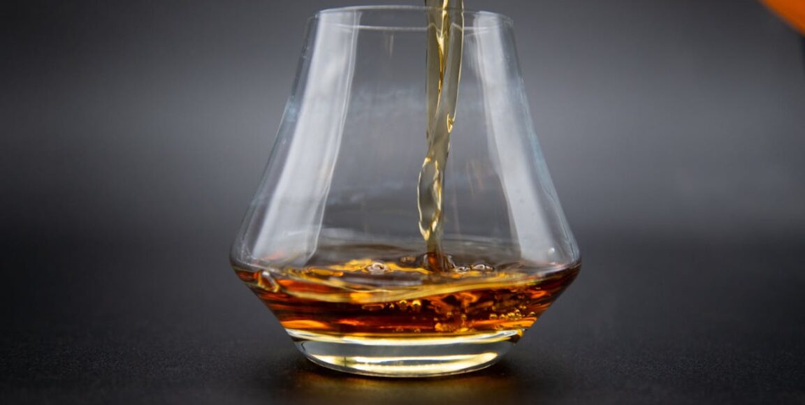 Whisky jako produkt dojrzewania – jak czas zmienia charakter trunku?
