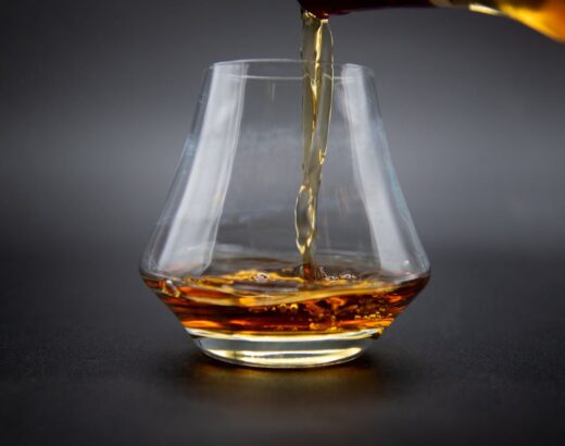 Whisky jako produkt dojrzewania – jak czas zmienia charakter trunku?